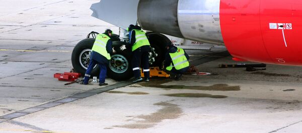 Техники во время работ с шасси в аэропорту, архивное фото - Sputnik Казахстан