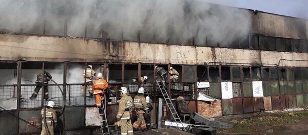 Жарнама қалқандарын шығаратын цех өртеніп жатыр Жарнама қалқандарын шығаратын цех өртеніп жатыр - Sputnik Қазақстан