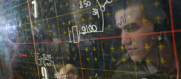 Военнослужащий в командном пункте центра боевого применения во время учений ПВО Военнослужащий в командном пункте центра боевого применения во время учений ПВО - Sputnik Казахстан