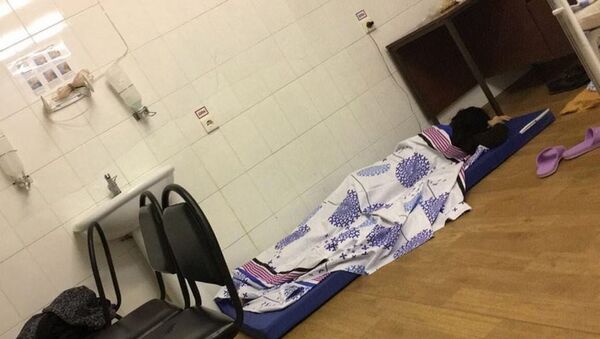 Женщина на полу в больнице - Sputnik Казахстан