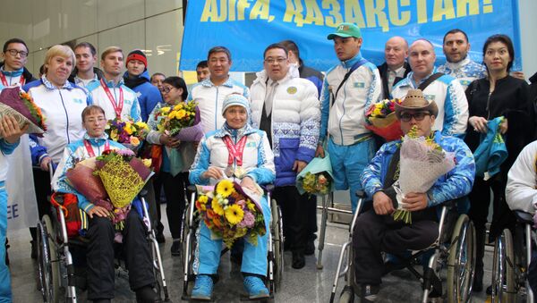 В аэропорту Астаны встретили триумфаторов чемпионата мира по паралимпийскому плаванию и пауэрлифтингу - Sputnik Казахстан