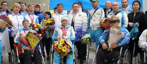 В аэропорту Астаны встретили триумфаторов чемпионата мира по паралимпийскому плаванию и пауэрлифтингу В аэропорту Астаны встретили триумфаторов чемпионата мира по паралимпийскому плаванию и пауэрлифтингу - Sputnik Казахстан