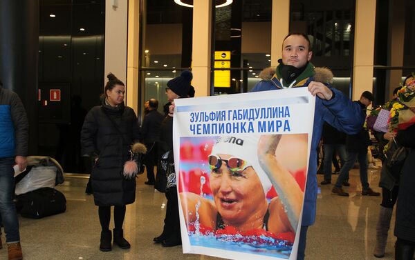 В аэропорту Астаны встретили триумфаторов чемпионата мира по паралимпийскому плаванию и пауэрлифтингу - Sputnik Казахстан