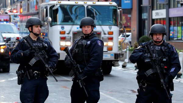 Полицейские на месте взрыва в Нью-Йорке - Sputnik Казахстан