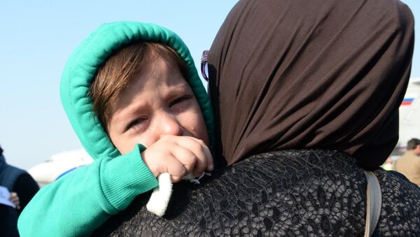 Встреча спасенных в Сирии российских детей в аэропорту Грозного - Sputnik Қазақстан