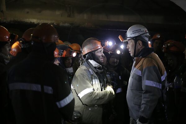 Аким Карагандинской области Ерлан Кошанов  во время переговоров с шахтерами - Sputnik Казахстан
