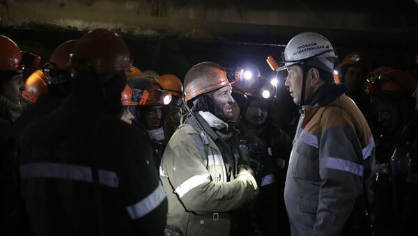 Әкім түні бойы шахтада болған: 154 адам кенжардан шықты - Sputnik Қазақстан