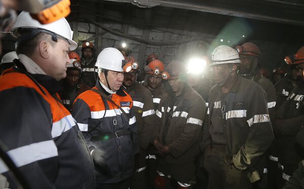 Аким Карагандинской области Ерлан Кошанов во время переговоров с шахтерами - Sputnik Казахстан