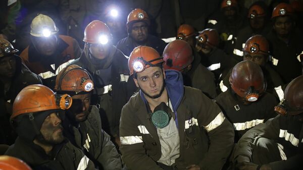 Рабочие в забое шахты - Sputnik Қазақстан