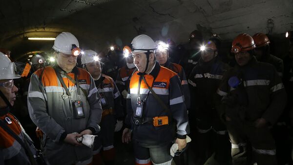 Аким Карагандинской области Ерлан Кошанов во время переговоров с шахтерами - Sputnik Казахстан