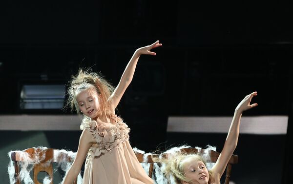 Выступление сестер Михай в полуфинале проекта Ты супер! Танцы - Sputnik Казахстан