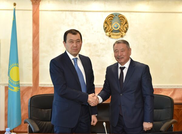 Глава КТЖ Канат Алпысбаев и председатель Казахстанского союза работников железнодорожного, автомобильного, воздушного и водного транспорта Оразгали Ахметбаев - Sputnik Казахстан