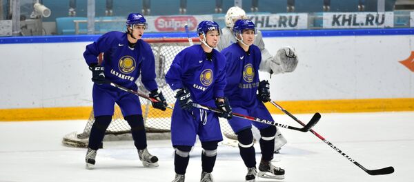 Игроки молодежной сборной Казахстана по хоккею, архивное фото - Sputnik Казахстан