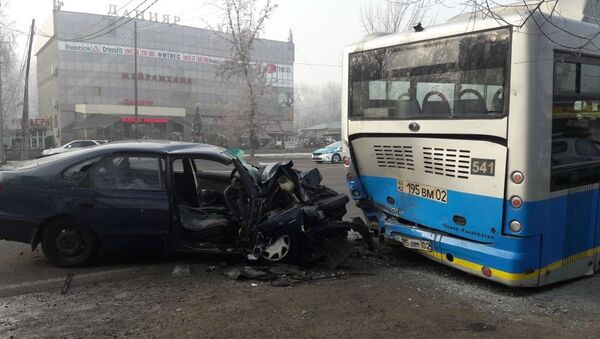 Водитель Toyota врезался в припаркованный автобус - Sputnik Казахстан