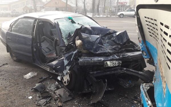 Водитель Toyota врезался в припаркованный автобус - Sputnik Казахстан