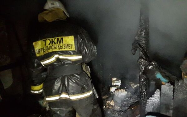 Пожарные на месте пожара в частном доме - Sputnik Казахстан