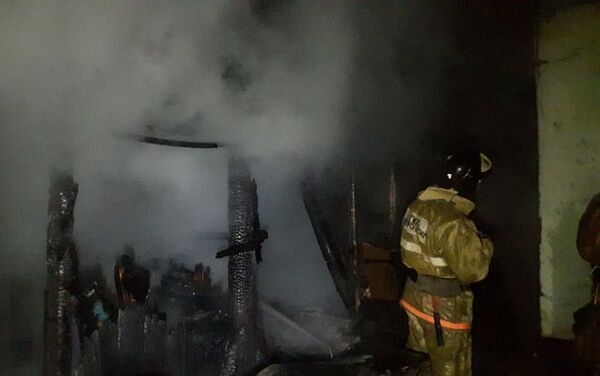 Пожарные тушат огонь в частном доме в Наурызбайском районе в Алматы - Sputnik Казахстан