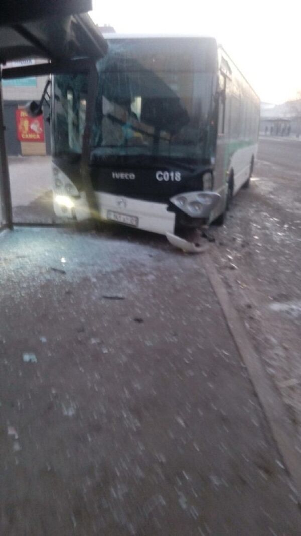 Автобус врезался в остановку, кадр с места ДТП - Sputnik Казахстан