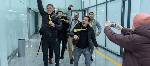 КВН Жоғары лигасының жеңімпазы Спарта Номад командасын жанкүйерлері әуежайда қарсы алды - Sputnik Қазақстан