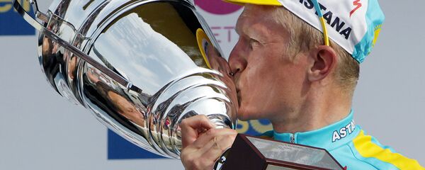 Александр Винокуров во время награждения за победу в гонке Льеж - Бастонь - Льеж, архивное фото - Sputnik Казахстан