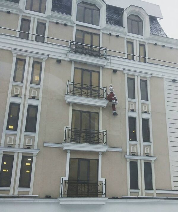 Манекен Санта-Клауса висит на здании - Sputnik Казахстан