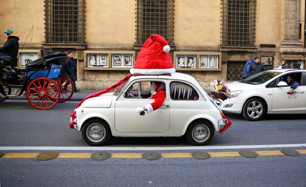 Мужчина в костюме Санта-Клауса едет на автомобиле - Sputnik Казахстан