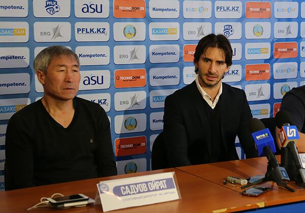 Главный тренер ФК Иртыш Херард Нус (справа) и спортивный директор ФК Иртыш Ойрат Садуов - Sputnik Казахстан