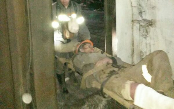 Эвакуация пострадавшего при обрушении на шахте имени Кузембаева - Sputnik Казахстан