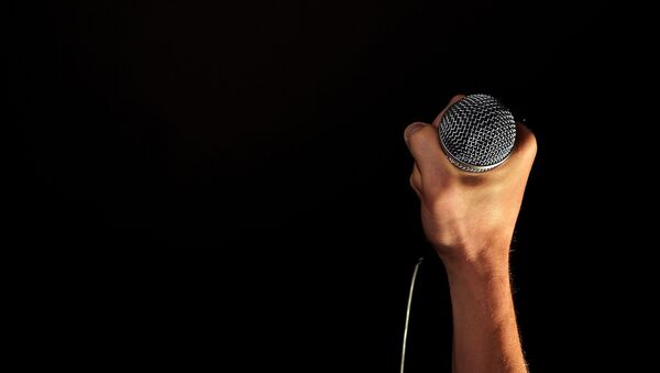 Микрофон в руке, иллюстративное фото - Sputnik Казахстан