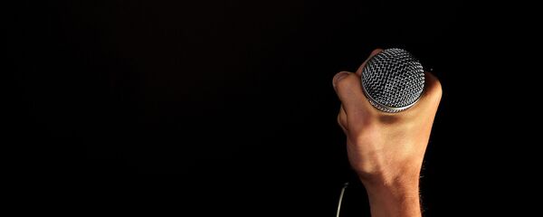Микрофон в руке - Sputnik Казахстан