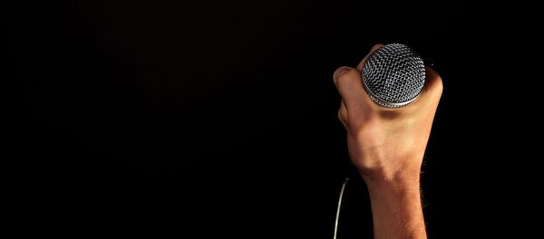 Микрофон в руке Микрофон в руке - Sputnik Казахстан