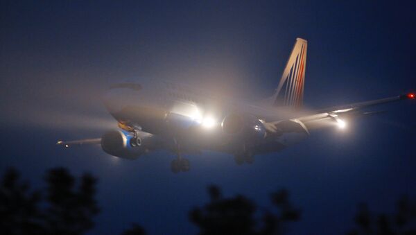 Самолет совершает посадку в туманe, архивное фото - Sputnik Казахстан