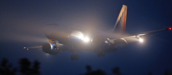 Самолет совершает посадку в туманe, архивное фото - Sputnik Казахстан