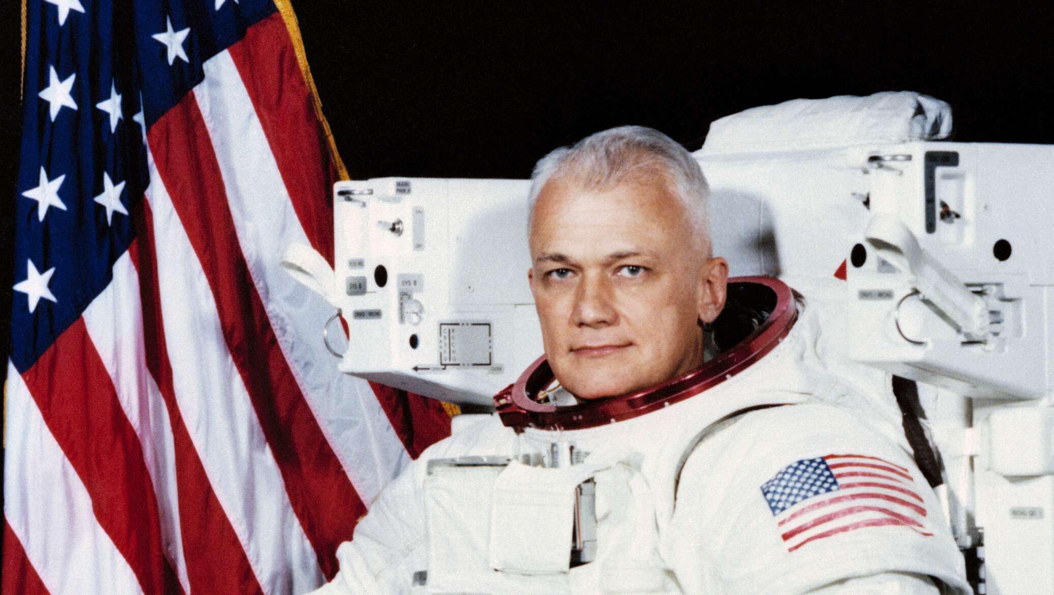Первый астронавт вышедший в космос. Астронавт Брюс Маккэндлесс. Астронавт Брюс Маккэндлесс II. Брюс Маккэндлесс в Свободном полете в космосе.