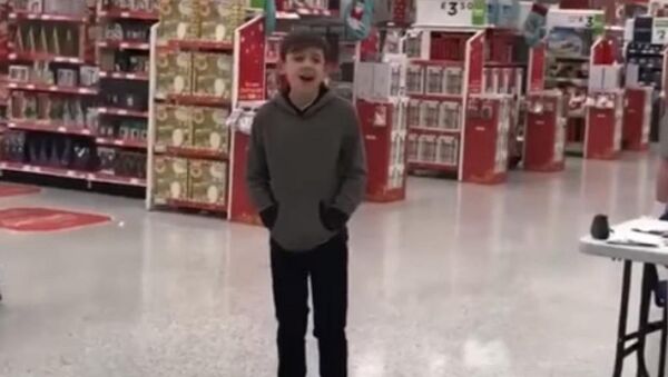 Десятилетний мальчик-аутист Калум Кортни исполняет песню Who's Lovin You - Sputnik Казахстан