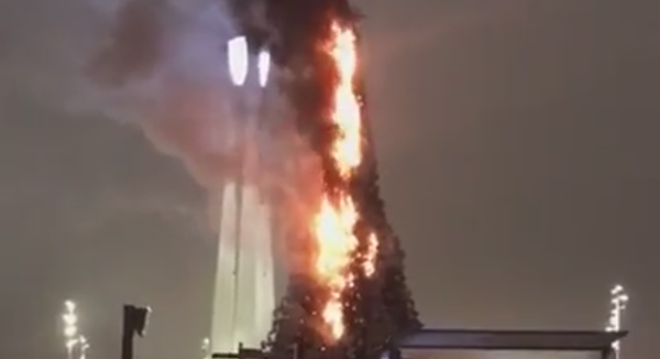 Новогодняя елка горит в Астане - Sputnik Казахстан