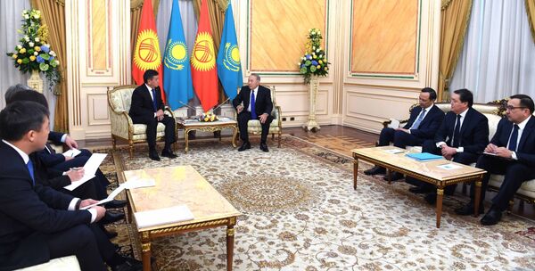 Президент Казахстана Нурсултан Назарбаев и президент Кыргызстана Сооронбай Жээнбеков Президент Казахстана Нурсултан Назарбаев и президент Кыргызстана Сооронбай Жээнбеков - Sputnik Казахстан