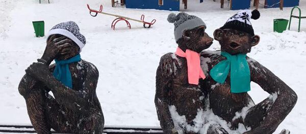 Скульптуры в Астане надели вязаные шарфы и шапки - Sputnik Казахстан