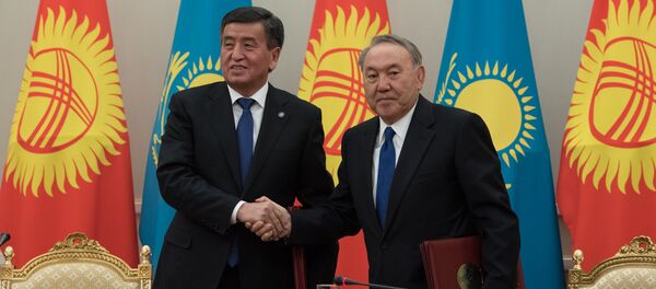 Нұрсұлтан Назарбаев пен Сооронбай Жээнбеков - Sputnik Қазақстан