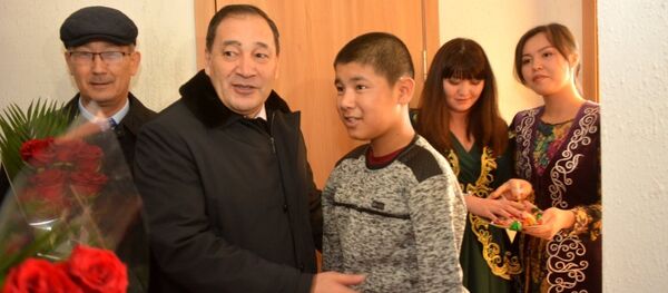 Безрукий мальчик из Бейнеу Балгынбек Бахтияр и аким Мангистауской области Ералы Тугжанов - Sputnik Казахстан