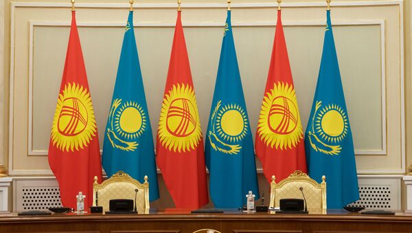 Флаги Казахстана и Кыргызстана - Sputnik Қазақстан