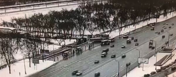 Момент наезда автобуса на толпу у метро Славянский бульвар попал на камеры слежения - Sputnik Казахстан