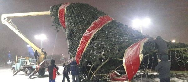 Ақтөбеде Жаңа жылдық шырша құлап қалды - Sputnik Қазақстан