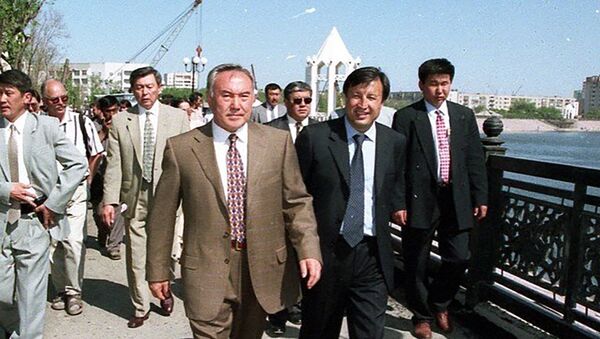 Назарбаев Астанада Есіл жағалауында, маусым 1998 жыл - Sputnik Қазақстан