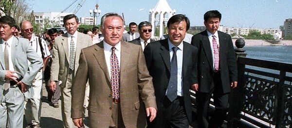 Назарбаев на набережной в Астане, июнь 1998г - Sputnik Казахстан