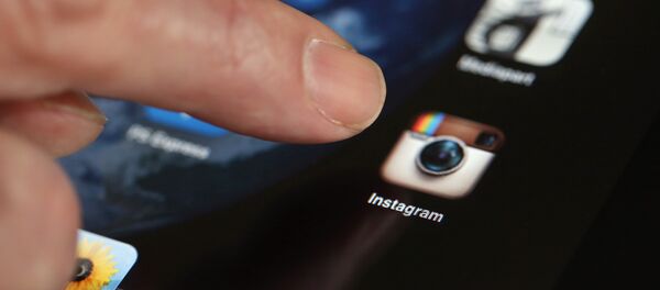 Значок Instagram на экране телефона Значок Instagram на экране телефона - Sputnik Казахстан