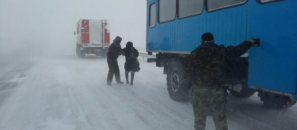 Эвакуация людей с заснеженных трасс Эвакуация людей с заснеженных трасс - Sputnik Казахстан