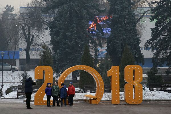 Дети фотографируются возле новогодней инсталляции - Sputnik Казахстан