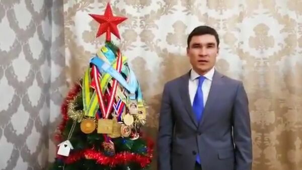 Серик Сапиев нарядил елку своими медалями - Sputnik Казахстан