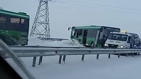 Попавшие в ДТП автобусы перегородили трассу вблизи Аршалы – видео очевидца - Sputnik Казахстан